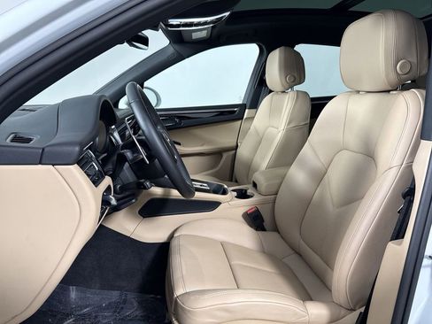 Certified 2025 Porsche Macan image 5