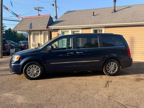 Used 2015 Chrysler Town & Country Touring w/ Driver Convenience Group FWD image 3