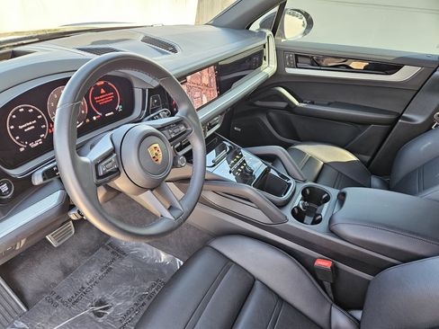 Certified 2024 Porsche Cayenne S image 4