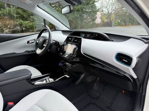 Used 2016 Toyota Prius Four image 11