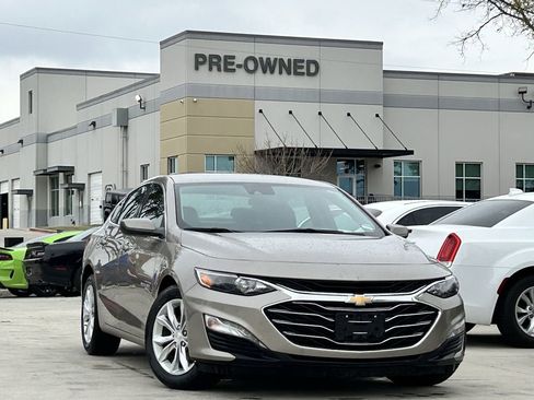 Used 2025 Chevrolet Malibu LT FWD image 2