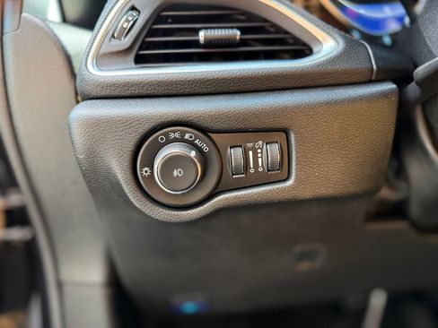 Used 2023 Chrysler Pacifica Pinnacle FWD image 24