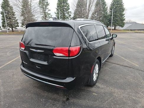 Used 2018 Chrysler Pacifica Touring-L FWD image 6