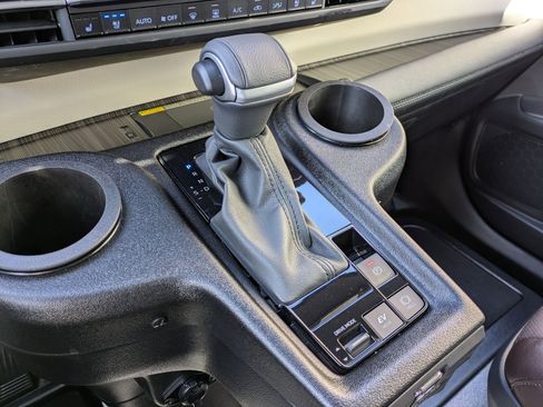 Used 2024 Toyota Sienna Platinum FWD image 22