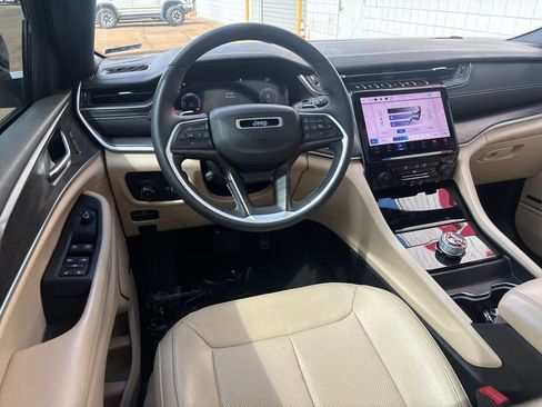 Used 2024 Jeep Grand Cherokee Limited w/ Luxury Tech Group II image 4