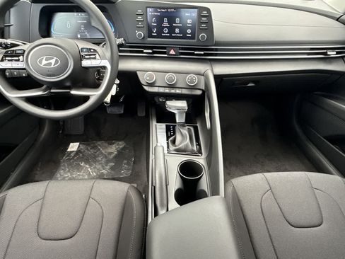 Used 2025 Hyundai Elantra SE FWD image 24