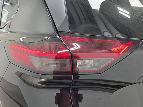 Used 2025 Nissan Rogue SV image 31