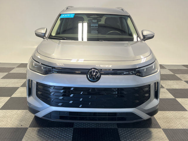 Certified 2025 Volkswagen Tiguan SE FWD image 2