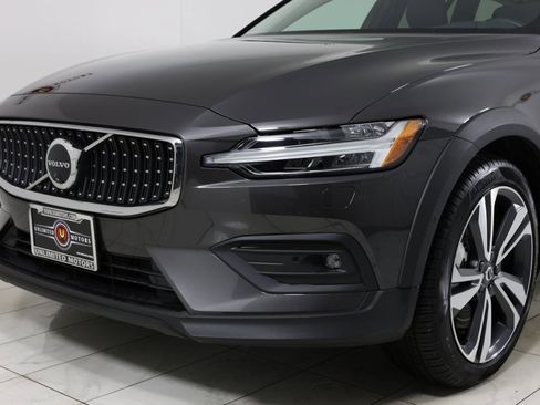 Used 2025 Volvo V60 B5 Cross Country Plus image 45