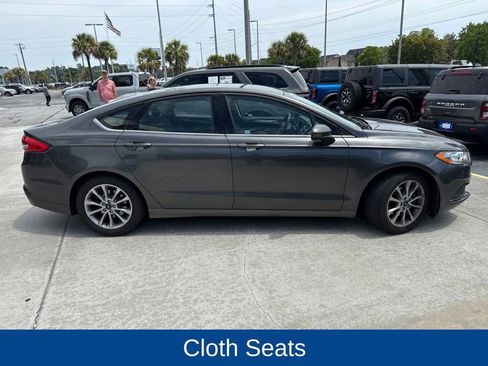Used 2017 Ford Fusion SE w/ Fusion SE Technology Package FWD image 2