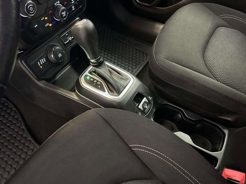 Used 2023 Jeep Renegade Latitude w/ Premium Group AWD/4WD image 20