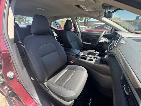 Used 2025 Nissan Altima 2.5 SV FWD image 32