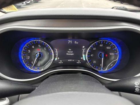 Used 2023 Chrysler Pacifica Touring-L FWD image 19