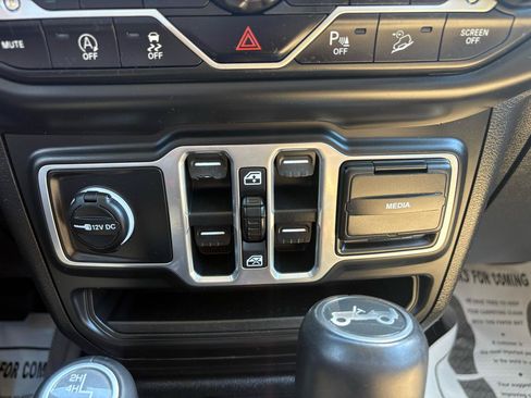 Used 2018 Jeep Wrangler Unlimited Sahara AWD/4WD image 18