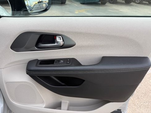 Used 2024 Chrysler Pacifica Touring-L FWD image 13