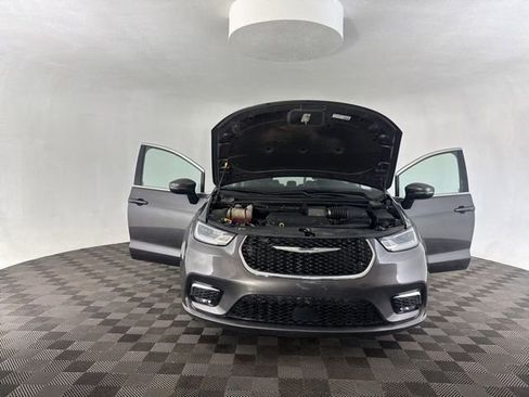 Used 2023 Chrysler Pacifica Touring-L image 14