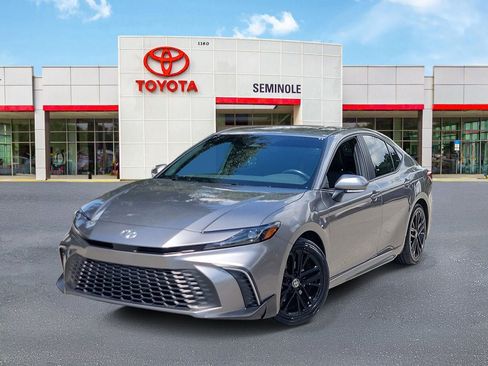 Used 2025 Toyota Camry SE FWD image 1