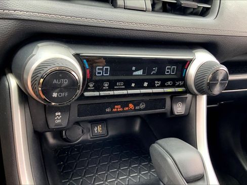 Used 2025 Toyota RAV4 XLE image 32