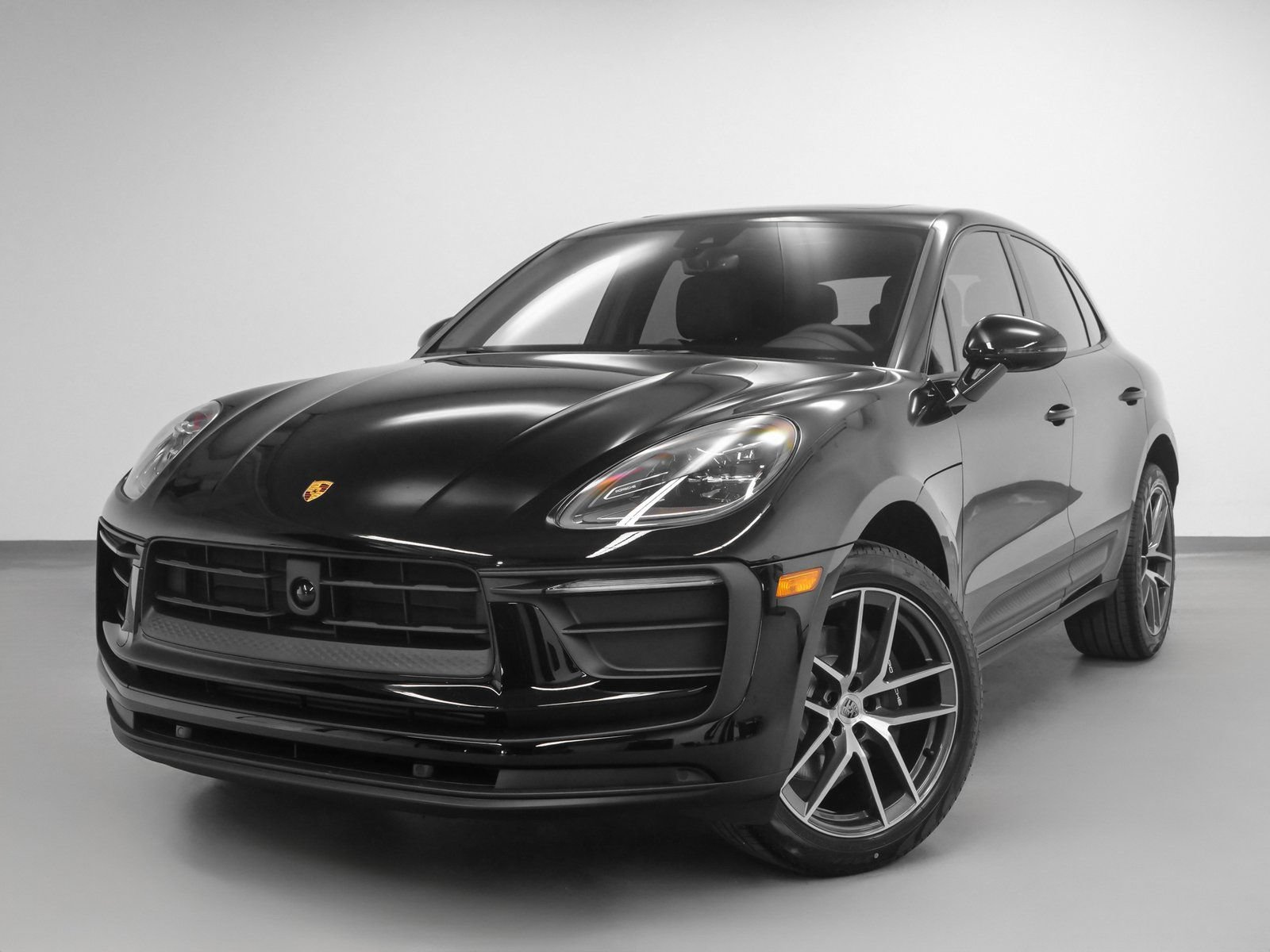 Certified 2025 Porsche Macan AWD/4WD image 1