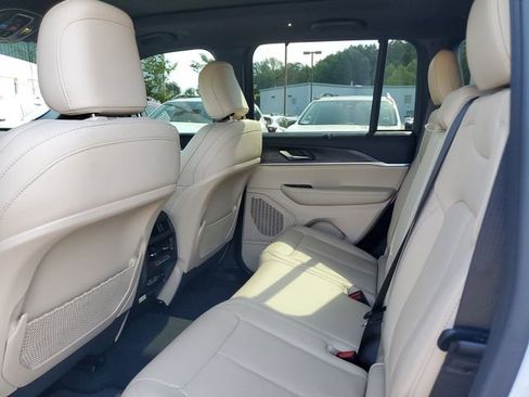Certified 2025 Jeep Grand Cherokee Limited w/ Luxury Tech Group II RWD image 16