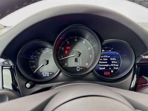 Used 2025 Porsche Macan image 17