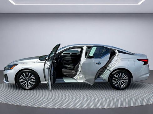 Used 2023 Nissan Altima 2.5 SV w/ SV Premium Package FWD image 11