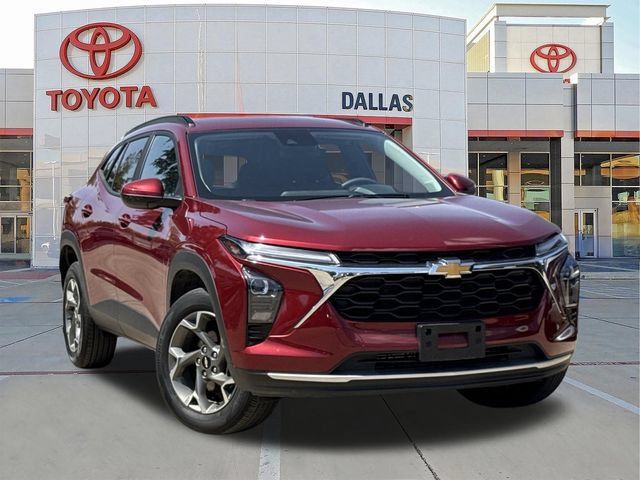 Used 2025 Chevrolet Trax LT FWD image 1