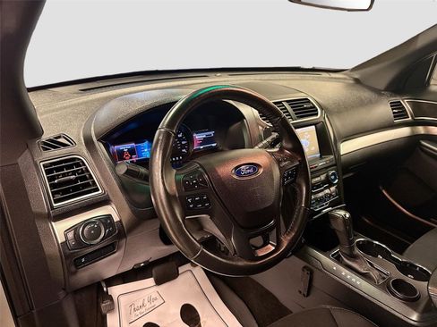 Used 2016 Ford Explorer XLT w/ Equipment Group 201A FWD image 9