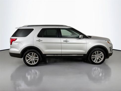 Used 2017 Ford Explorer Limited w/ Equipment Group 301A AWD/4WD image 18