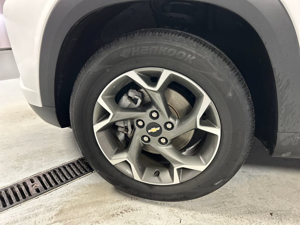 Used 2025 Chevrolet Trax LT FWD image 9