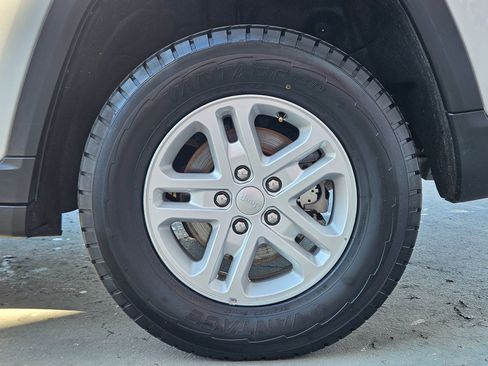 Used 2024 Jeep Grand Cherokee Laredo image 28