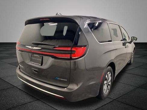 Used 2022 Chrysler Pacifica Touring-L FWD image 6
