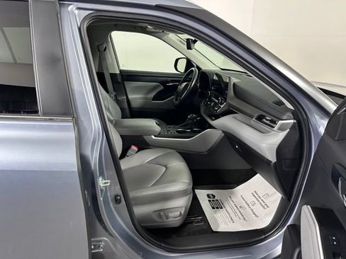 Used 2023 Toyota Highlander XLE AWD/4WD image 10