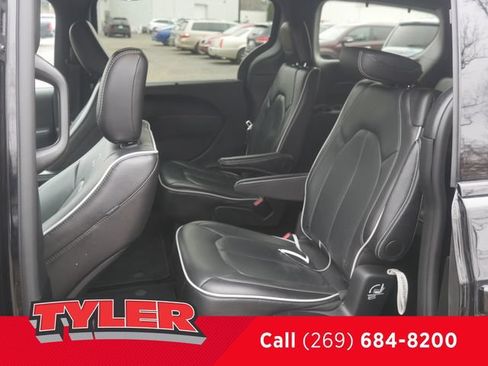 Used 2025 Chrysler Pacifica Limited FWD image 39