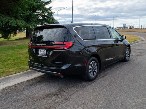 Used 2023 Chrysler Pacifica Touring-L image 6