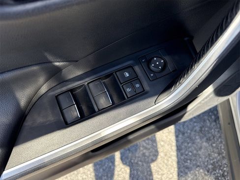 Used 2022 Toyota RAV4 SE w/ Convenience Package image 15