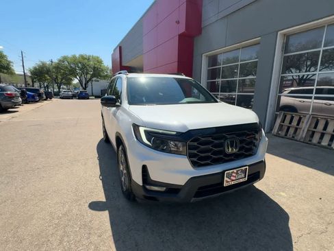 Used 2023 Honda Passport TrailSport image 2