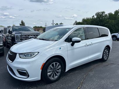 Used 2023 Chrysler Pacifica Touring-L