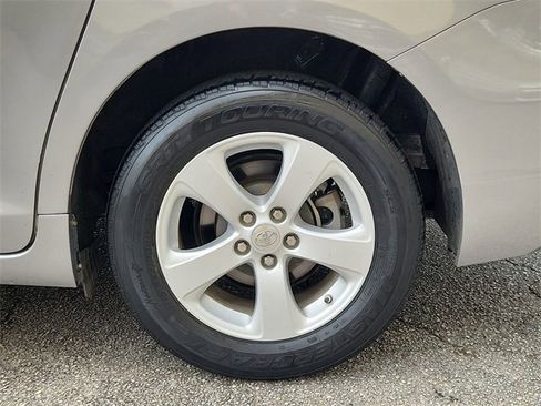 Used 2012 Toyota Sienna LE image 28