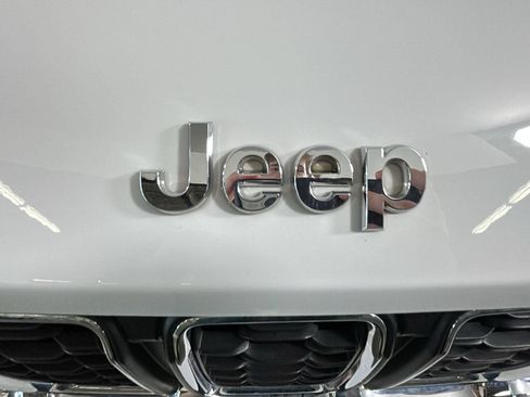 Used 2023 Jeep Grand Cherokee Laredo AWD/4WD image 9