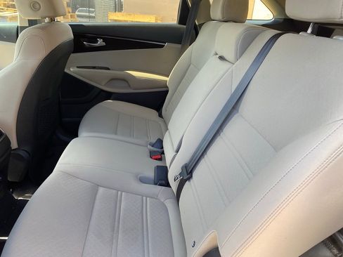 Used 2020 Kia Sorento LX image 12