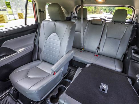 Used 2022 Toyota Highlander XLE AWD/4WD image 19
