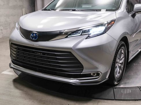 Used 2021 Toyota Sienna XLE FWD image 11