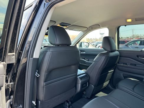Used 2025 Nissan Pathfinder SL image 9