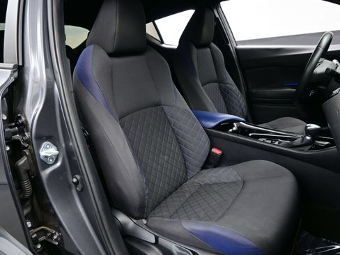 Used 2021 Toyota C-HR XLE FWD image 13