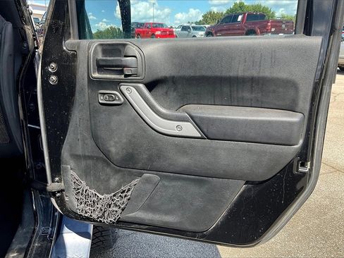 Used 2017 Jeep Wrangler Unlimited Sahara w/ Connectivity Group image 20