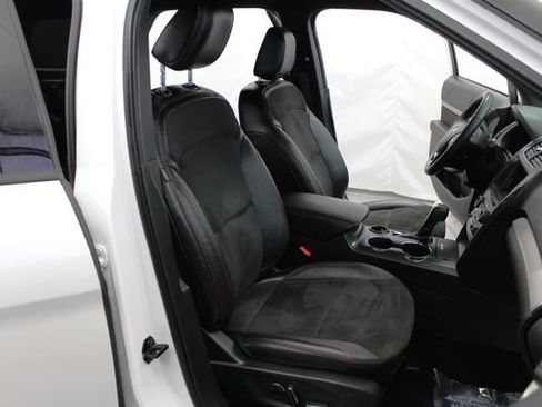 Used 2018 Ford Explorer XLT w/ Equipment Group 202A FWD image 19