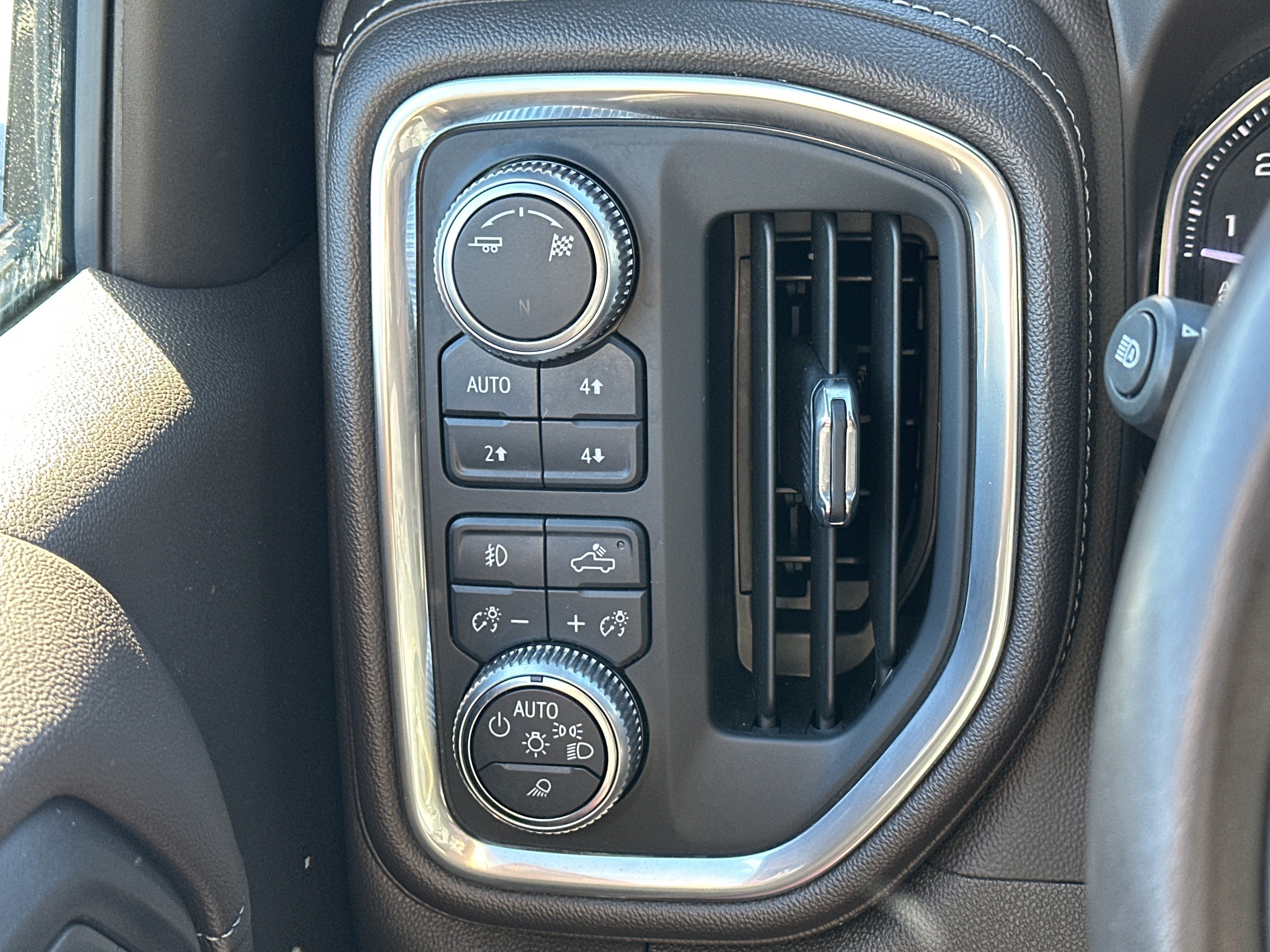 Used 2019 GMC Sierra 1500 SLT w/ SLT Premium Plus Package AWD/4WD image 28