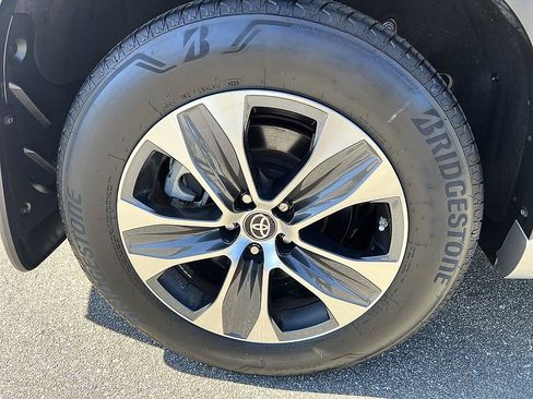 Used 2024 Toyota Highlander XLE FWD image 11