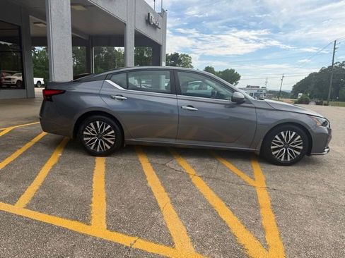 Used 2023 Nissan Altima 2.5 SV FWD image 13
